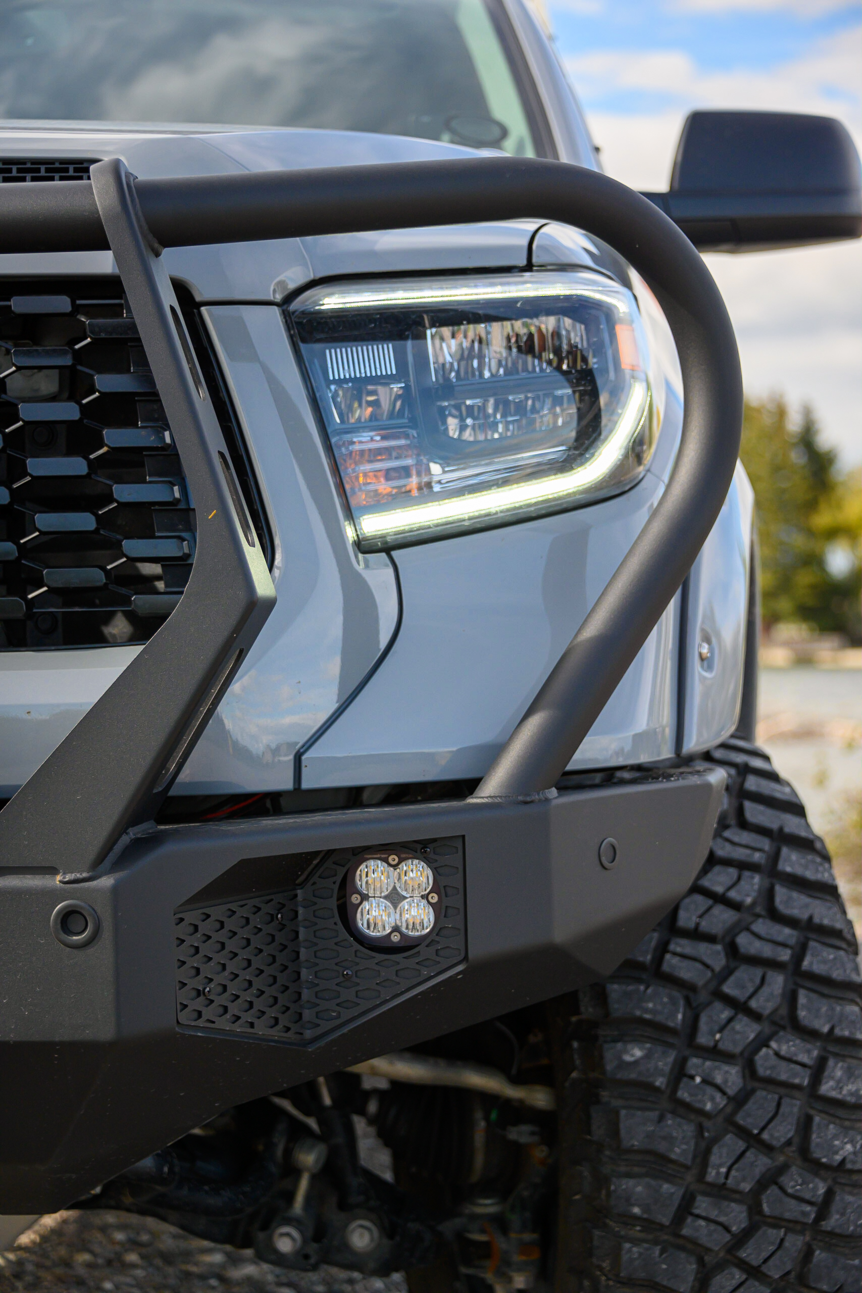 Carbon Steel Front Bumper With LED Corner Lights For 2014-2020 Toyota Tundra